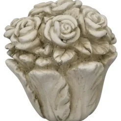 Betongskulptur av en bukett rosor i en kruka