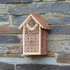 CKB LTD Naturligt trä Insektshotell för bin Nyckelpiga Butterfly Shelter Bo Trädgård Utomhus Habitat Hem Exteriör 16x9x23cm