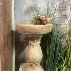 Dekorativ vattenskål på betongpelare med söta sparvar - Ett snyggt tillskott till din trädgård