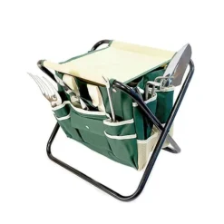 Fällbar pall med en väska och en uppsättning trädgårdsredskap