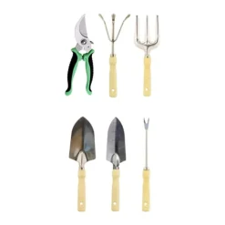 Fällbar pall med en väska och en uppsättning trädgårdsredskap