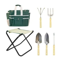 Fällbar pall med en väska och en uppsättning trädgårdsredskap