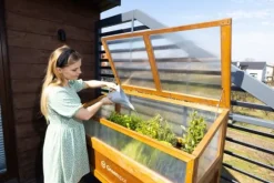 Greenspot Miniväxthus med lock för balkong och terrass 80x45x120 cm - Växthus på träplattform, Upphöjd träbädd, Kallram med lock på höga ben, Mörk ros | CDON