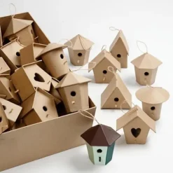 Handgjorda minifågelholkar av pappersmache med jutegarn. ref 26533