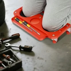 Knävagn - Rullande knäkudde med 5 svängbara hjul - Max 100 kg - 51×14 cm - Plast - Röd