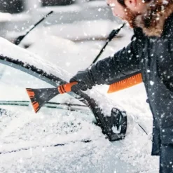 Multifunktionell 2-i-1 isskrapa snöborste i Orange - Svart - För enkel och snabb borttagning av frost och snö