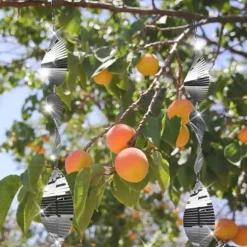 OBOSOE 4-Pack Reflekterande Fågelskrämma i Metall – 3D Vindspel med 12 Skivor för Balkong & Trädgård