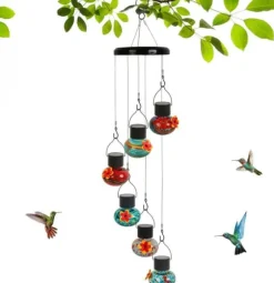 OBOSOE Solcells Hummingbird Feeder med Vindklocka – 6 Läcksäkra Glasportar, Frostad Design och Multicolor Nattljus