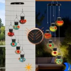 OBOSOE Solcells Hummingbird Feeder med Vindklocka – 6 Läcksäkra Glasportar, Frostad Design och Multicolor Nattljus