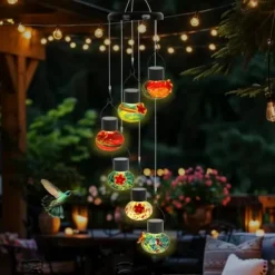 OBOSOE Solcells Hummingbird Feeder med Vindklocka – 6 Läcksäkra Glasportar, Frostad Design och Multicolor Nattljus