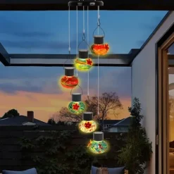 OBOSOE Solcells Hummingbird Feeder med Vindklocka – 6 Läcksäkra Glasportar, Frostad Design och Multicolor Nattljus