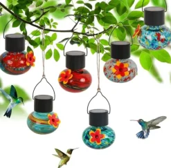 OBOSOE Solcells Hummingbird Feeder med Vindklocka – 6 Läcksäkra Glasportar, Frostad Design och Multicolor Nattljus