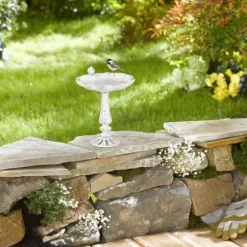 Relaxdays fågelbad, gjutjärn, trädgårdsdekoration, antik stil, fågelmatare på fot, 40 cm hög, vit