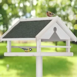 Relaxdays Utomhusfågelmatare, stativ, väderbeständig tak, trä, HLP 120x62x55 cm, vit