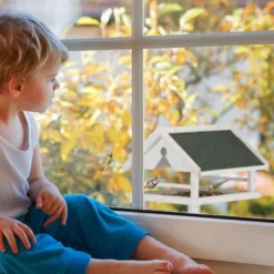 Relaxdays Utomhusfågelmatare, stativ, väderbeständig tak, trä, HLP 120x62x55 cm, vit