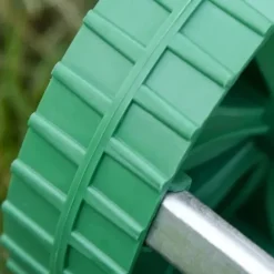 Rootz Lawn Roller - Lawn Aerator - Handtagslängd justerbar - Hand Scarifier - Spiked Roller Lawn - Underhåll trädgård - Grön + Silver - 139 x 43,5 x 1 | CDON