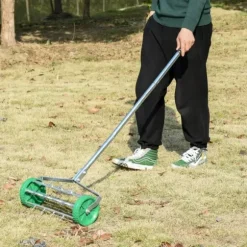 Rootz Lawn Roller - Lawn Aerator - Handtagslängd justerbar - Hand Scarifier - Spiked Roller Lawn - Underhåll trädgård - Grön + Silver - 139 x 43,5 x 1 | CDON