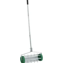 Rootz Lawn Roller - Lawn Aerator - Handtagslängd justerbar - Hand Scarifier - Spiked Roller Lawn - Underhåll trädgård - Grön + Silver - 139 x 43,5 x 1 | CDON