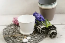 Rund blomkruka i krämfärgad plast Azalea 13x12 cm