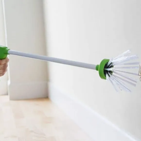 Spindel- och insektsfångare i plast med flexibel gripfunktion