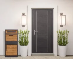 Stilfull antracitfärgad brevlåda med trälook för hemägare