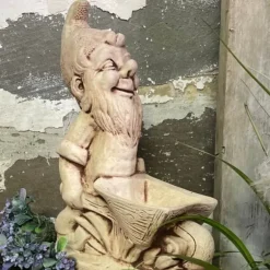 Trädgårdsfigur dvärg med skottkärra handgjord av betong