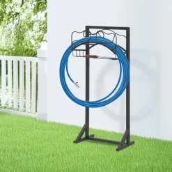 Trädgårdsslanghållare - Fristående slangställ - Järn - Med jordspett - Belastning 22,68 kg - Mått 38×18×86 cm - Totalhöjd 106 cm - Svart