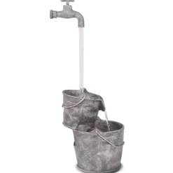 Vattendekoration med kran och hinkar i polyresin