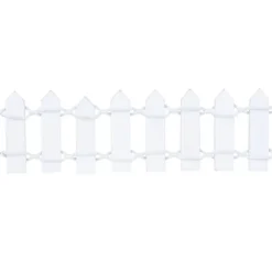 Vit Fairy Garden Ornament med härligt trästaket och växtkrukor