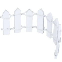 Vit Fairy Garden Ornament med härligt trästaket och växtkrukor